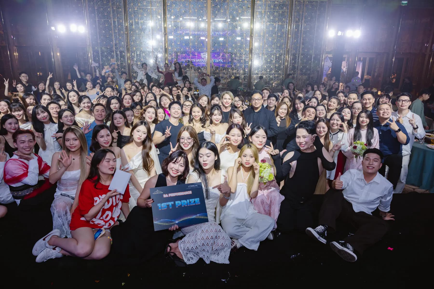 The whole L'Oréal group in one photo at the end of the night